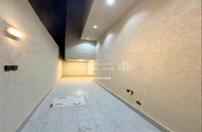 Full Floor - 7 Bedrooms - 4 Bathrooms for sale in Al Janadriyah - Riyadh - Ar Riyadh