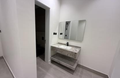 Apartment - 4 Bedrooms - 3 Bathrooms for sale in Al Yarmuk - Riyadh - Ar Riyadh