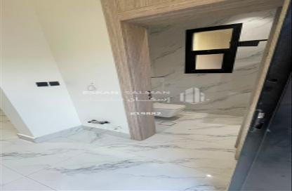 طابق كامل - 5 غرف نوم - 4 حمامات للبيع في الزهرة - الرياض - الرياض