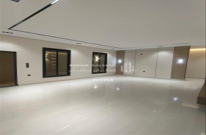 Full Floor - 5 Bedrooms - 4 Bathrooms for sale in Al Janadriyah - Riyadh - Ar Riyadh