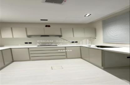 Full Floor - 6 Bedrooms - 3 Bathrooms for sale in غرناطة - Al Muzahimiyah - Ar Riyadh