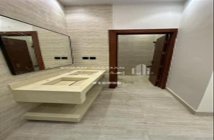 طابق كامل - 5 غرف نوم - 4 حمامات للبيع في بدر - الرياض - الرياض