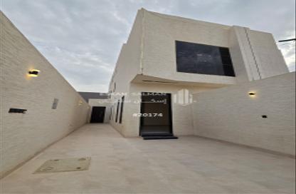 Full Floor - 5 Bedrooms - 3 Bathrooms for sale in Al Janadriyah - Riyadh - Ar Riyadh