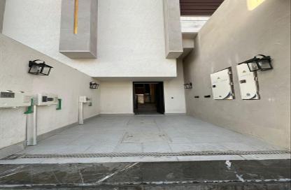 Full Floor - 5 Bedrooms - 3 Bathrooms for sale in Al Munisiyah - Riyadh - Ar Riyadh