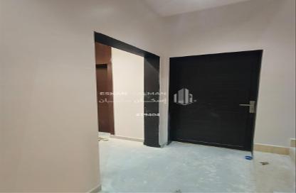Full Floor - 5 Bedrooms - 3 Bathrooms for sale in Al Janadriyah - Riyadh - Ar Riyadh