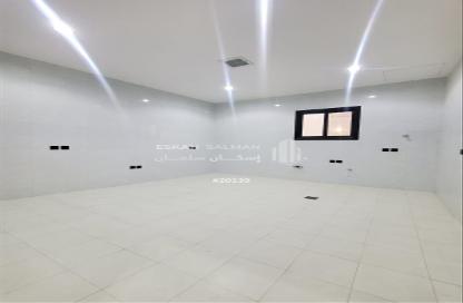 Full Floor - 5 Bedrooms - 4 Bathrooms for sale in Al Janadriyah - Riyadh - Ar Riyadh