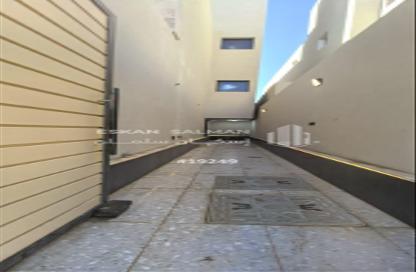 Full Floor - 5 Bedrooms - 4 Bathrooms for sale in Al Janadriyah - Riyadh - Ar Riyadh