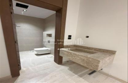 Full Floor - 5 Bedrooms - 4 Bathrooms for sale in Al Janadriyah - Riyadh - Ar Riyadh