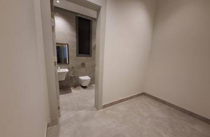 Apartment - 5 Bedrooms - 3 Bathrooms for sale in Al Yarmuk - Riyadh - Ar Riyadh