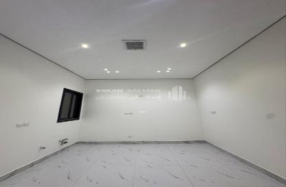 Full Floor - 5 Bedrooms - 3 Bathrooms for sale in West Al Uraija - Riyadh - Ar Riyadh