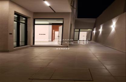Full Floor - 5 Bedrooms - 3 Bathrooms for sale in Al Janadriyah - Riyadh - Ar Riyadh