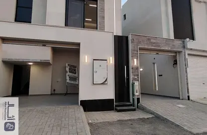 Full Floor - 5 Bedrooms - 4 Bathrooms for sale in Al Janadriyah - Riyadh - Ar Riyadh