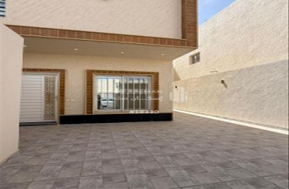 طابق كامل - 5 غرف نوم - 3 حمامات للبيع في عكاظ - الرياض - الرياض