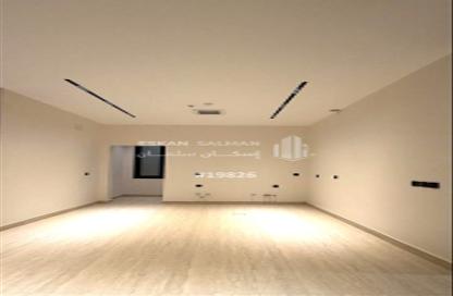Apartment - 5 Bedrooms - 3 Bathrooms for sale in Al Munisiyah - Riyadh - Ar Riyadh